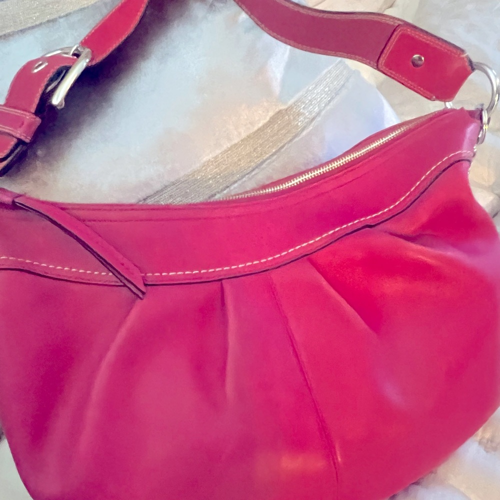 Authentic fuchsia Coach bag. Zipper closure. Good condition. No rips or tears.